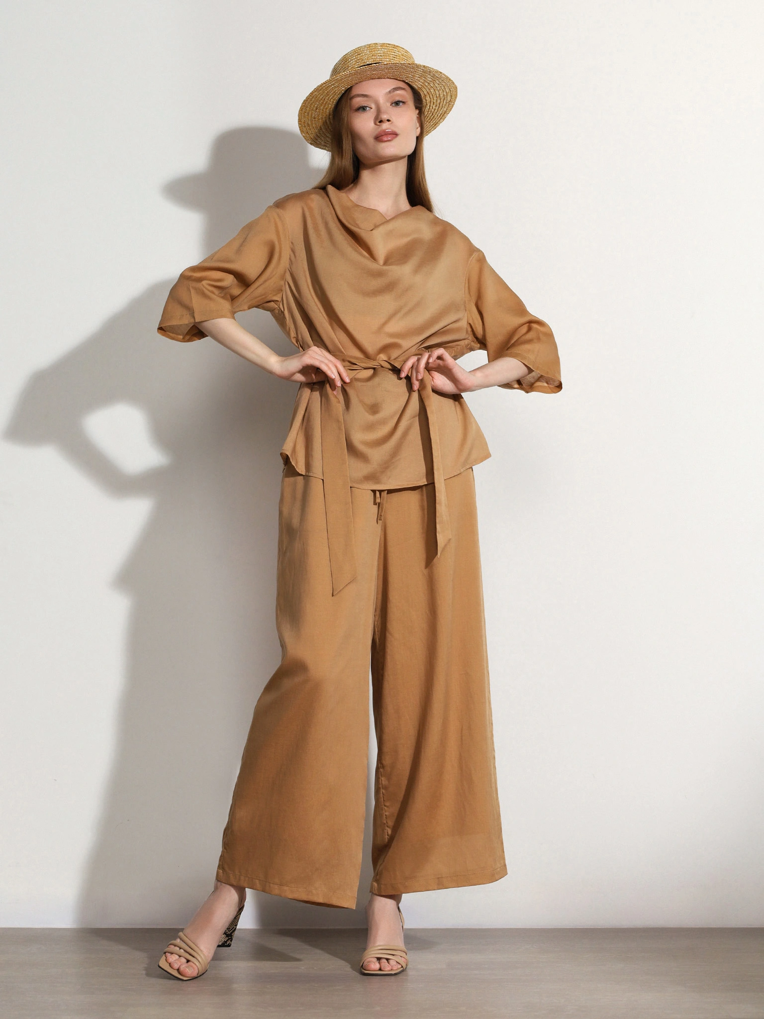 Брюки светло-коричневого цвета свободного кроя